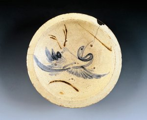 Emaliowana płyta kamionkowa używana przez sprzedawców nishin-zara (duszony śledź) ozdobiona figurami żurawi tańczących między gałązkami wierzby autorstwa Japanese School