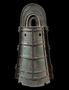 Sztuka japońska: Dotaku (brązowy dzwonek). Słońce. 0,8 m Cywilizacja Yayoi (300 pne-300 ne) Paryż, Musee Guimet, Musee national des Arts Asians autorstwa Japanese School