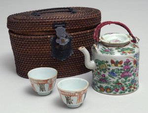 Japoński zestaw do herbaty z wiklinowym etui, ok.1850 (porcelana)