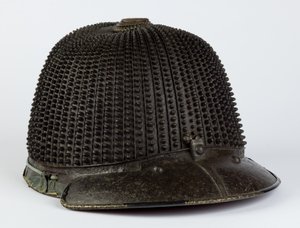 Kabuto, hełm (żelazo, lakier, stop miedzi, złocone shakudo, skóra, jedwab i tkanina) autorstwa Japanese School