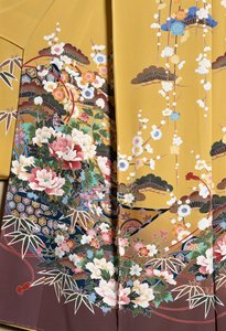 Kimono Furisode (falujące rękawy) noszone przez młode niezamężne kobiety na eleganckie okazje i Maiko (uczennicę gejszy), Gładki jedwab, motywy kwiatowe, pływające wstążki, farbowanie Kaga-Yuzen, tkalnie Tokamachi, cywilizacja japońska, XX wiek autorstwa Japanese School