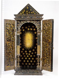 Chrześcijańska przenośna kapliczka Namban, zaprojektowana do przechowywania statuetki religijnej, okres Momoyama (lakier) (patrz także 996356-7) autorstwa Japanese School