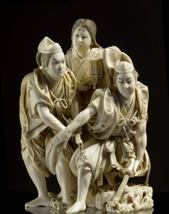 Okimono przedstawiający braci Soga, którzy zamierzają zabić Suketsune, kierowanego do jego namiotu przez Torę (rzeźbiona z kości słoniowej) autorstwa Japanese School