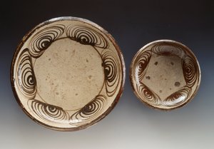 Talerze zdobione umanomezarą (koła ze wzorem końskiego oka), koniec XVIII w.-pocz. XIX w., kamionka emaliowana, produkowana w Seto, średnica 21,5 cm i 34,5 cm, cywilizacja japońska, okres Edo autorstwa Japanese School