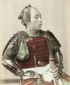 Portret samuraja starej Japonii uzbrojonego w pełną zbroję, 1890 (zdjęcie ręcznie barwionego albuminy)