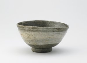Miseczka do herbaty typu hakeme, okres Edo, XVIII-poł. XIX w. (kamionka ze szczotkowaną białą warstwą pod bezbarwną glazurą) autorstwa Japanese School