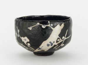 Miseczka do herbaty z motywem kwitnącej śliwy, Kioto, Kioto-fu, okres Edo (ceramika) autorstwa Japanese School