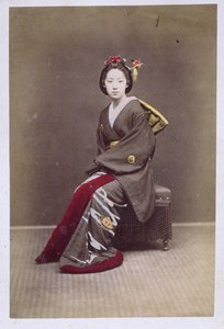 Młoda dziewczyna w kimonie, ok. 1860-70 (zdjęcie ręcznie kolorowane) autorstwa Japanese School