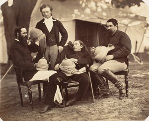 [Portret grupowy w obozie gubernatora generalnego, LR: mjr. Walters, Rząd..., 1858-61. autorstwa Jean Baptiste Oscar Mallitte