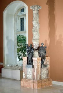 Pomnik w sercu Anny, lorda, a następnie pierwszego księcia Montmorency (1493-1567), związanego z Francją, z alegoriami Sprawiedliwości, Pokoju i Obfitości. Rzeźba z brązu i biały marmur autorstwa Jeana Bullanta (1515/1520-1578), Martina Leforta (znanego od