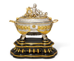 Waza do zupy, pokrywka i podstawka, Malines, ok. 1780 (metal złocony i srebro) (zob. również 430298) autorstwa Jean Corneille Hendrickx