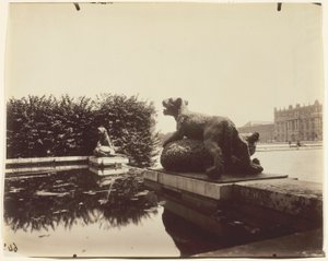 Wersal, Fontaine du Point du Jour, (Tigre Terrassant un Ours by Houzeau) autorstwa Jean Eugène Auguste Atget