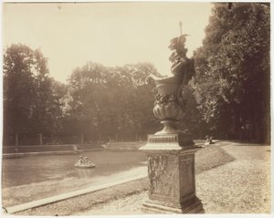 Wersal, Grand Trianon, (ołowiany wazon autorstwa Le Lorrain) autorstwa Jean Eugène Auguste Atget