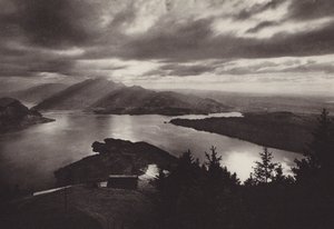 Rigi Kaltbad, wieczorny nastrój z widokiem z Känzeli (zdjęcie czarno-białe) autorstwa Jean Gaberell