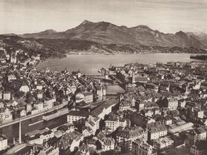 Szwajcaria: Lucerna, od Gutsch, patrząc w kierunku jeziora i Rigi (zdjęcie czarno-białe) autorstwa Jean Gaberell