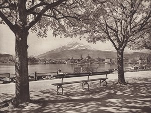 Szwajcaria: Lucerna, z górą Pilatus (zdjęcie czarno-białe)