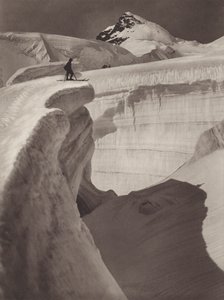 Szwajcaria: Jungfrau, labirynt lodowcowy, w tle Rottalhorn (zdjęcie czarno-białe) autorstwa Jean Gaberell