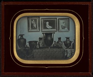 Martwa natura z greckimi wazami i trzema obrazami autorstwa Jean Gabriel Eynard