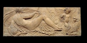 Nimfa i mały dżin jeżdżą na koniu morskim; Nimfa i Triton otoczeni przez dwa małe dżiny. Płaskorzeźba. Kamienna rzeźba Jean Goujon (1510-1567) autorstwa Jean Goujon