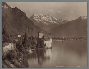 Zamek Chillon nad Jeziorem Genewskim, w oddali Dents du Midi Chillon et la Dent du Midi (tytuł na obiekcie) autorstwa Jean Henri Jullien