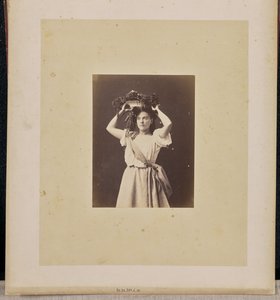 [Portret kobiety z wieńcem]. autorstwa Jean Pierre Bertrand Eugène Pégot Ogier