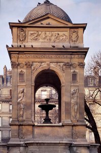 Architektura: widok na fontannę Niewiniątek. Zaprojektowany przez architektów Jean Goujon, Augustin Pajou i Pierre Lescot. 1546-1549. Plac Joachima du Bellay, Paryż.