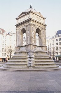 Francja, Paryż, Fontaine des Innocents, kamienna fontanna ze schodami.