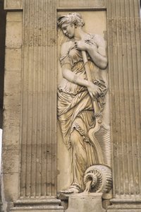 Francja, Paryż, Les Halles, Fontaine des Innocents, kamienna rzeźba, posąg kobiety.