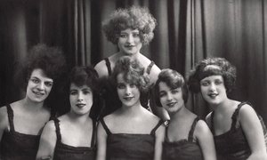 Grupa taneczna lub teatralna, ok. 1900-1929. autorstwa Jerome Ltd