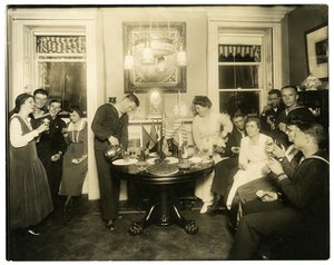 Alice Foote MacDougal zabawia grupę marynarzy w swoim małym mieszkaniu w Old War, Greenwich Village, Nowy Jork, USA, ok. 1917-18 (zdjęcie żelatynowo-srebrowe)