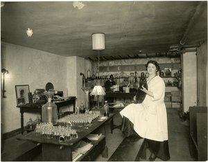 Ann Haviland, perfumiarz, ok. 1915-28 autorstwa Jessie Tarbox Beals
