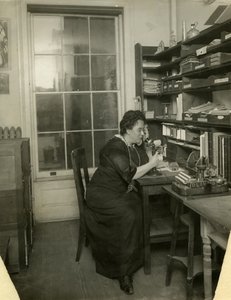 Beals w swojej pracowni, ok. 1912-18 (zdjęcie żelatynowe) autorstwa Jessie Tarbox Beals