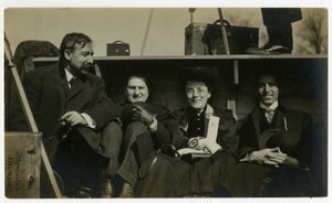 Beals na wakacjach na tyłach samochodu, ok. 1905-40 (zdjęcie żelatynowo-srebrowe) autorstwa Jessie Tarbox Beals
