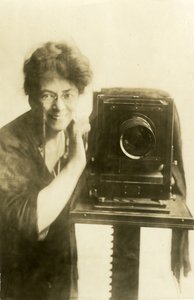 Autoportret Bealsa, ok. 1918-20 (zdjęcie żelatynowo-srebrowe) autorstwa Jessie Tarbox Beals