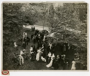 Columbia Lawn Fete - Widok ogólny autorstwa Jessie Tarbox Beals
