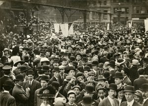 Tłum na Union Square na spotkaniu sufrażystek, ok. 1905-11 (zdjęcie żelatynowo-srebrowe) autorstwa Jessie Tarbox Beals