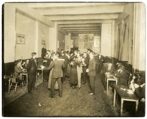 Taniec w fioletowym szczeniaku Charleya Reeda, Greenwich Village, ok. 1905-18 (zdjęcie żelatynowo-srebrowe) autorstwa Jessie Tarbox Beals