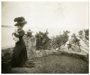 Ella Wheeler Wilcox w Sound Beach, Conn, ok. 1905-11 (zdjęcie żelatynowo-srebrowe) autorstwa Jessie Tarbox Beals