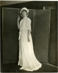 Franklin Suvoir ?, Letnia koszula nocna z markizy i koronki, ok. 1905-11 (zdjęcie żelatynowo-srebrowe) autorstwa Jessie Tarbox Beals