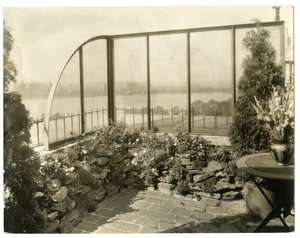 Ogród pani Reginy Jais, ok. 1936-37 (zdjęcie żelatynowo-srebrowe) autorstwa Jessie Tarbox Beals