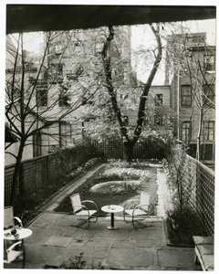 Ogród pani WH Wells 265 W 11th autorstwa Jessie Tarbox Beals