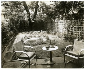 Garden of Mrs W H Wells 265 W 11th, Greenwich Village, Nowy Jork, USA, ok. 1936-37 (zdjęcie żelatynowo-srebrowe) autorstwa Jessie Tarbox Beals