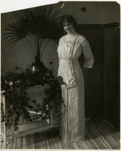 Szary turecki materiał z czarno-białym haftem, Lord & Taylor, c.1905-18 (zdjęcie żelatynowo-srebrowe) autorstwa Jessie Tarbox Beals