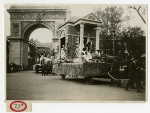 Historyczna Parada Kolonialny Dom Float nr 27 autorstwa Jessie Tarbox Beals