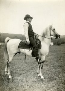Rysownik Homer Davenport na swoim koniu arabskim, ok. 1905-12 (zdjęcie żelatynowe) autorstwa Jessie Tarbox Beals