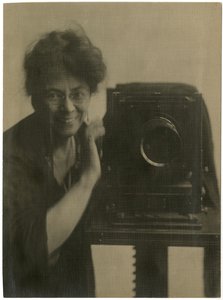 Jessie Tarbox Beals, autoportret z aparatem, ok. 1918-20 (fotografia żelatynowa) autorstwa Jessie Tarbox Beals