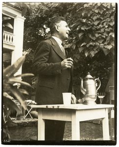 Słynny licytator John W. Mitchell, Country Auction w Greenwich, Conn lub Weston, Conn autorstwa Jessie Tarbox Beals