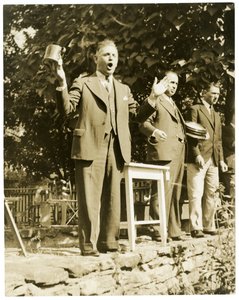 John W. Mitchell w Greenwich Conn lub Weston, Conn Słynny licytator do xx obraz autorstwa Jessie Tarbox Beals