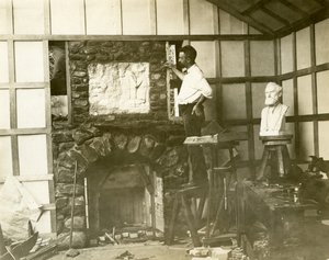 Karl Bitter (rzeźbiarz) samodzielnie buduje swój kominek, ok. 1905-15 (zdjęcie żelatynowe) autorstwa Jessie Tarbox Beals