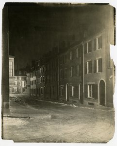 Patrząc w dół West Cedar Street, gdzie kończy się i przecina Chestnut St, Boston, USA, ok. 1902-10 (zdjęcie żelatynowo-srebrowe) autorstwa Jessie Tarbox Beals
